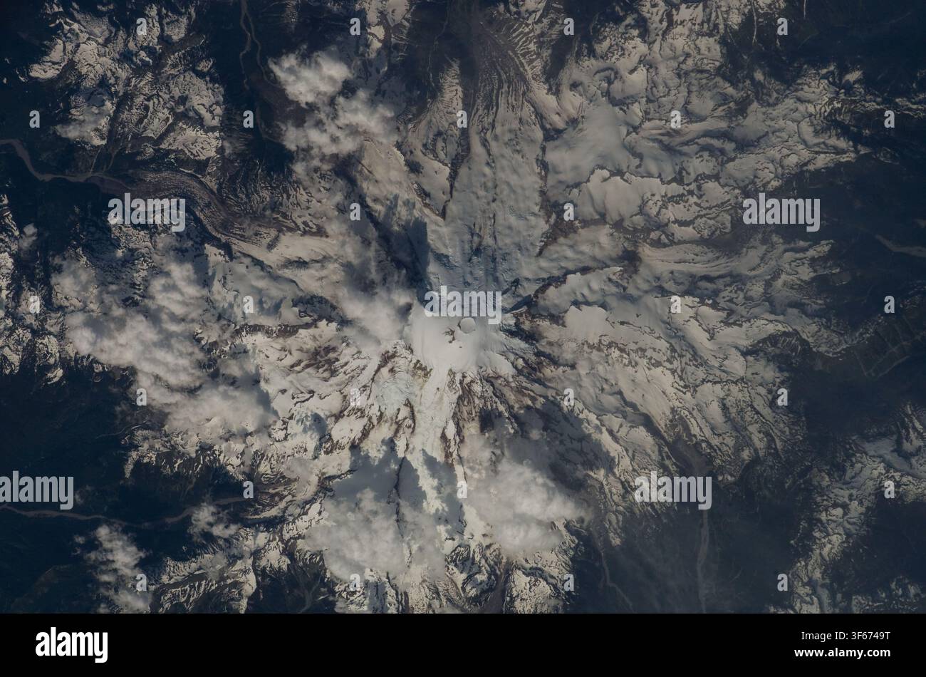 Osservazioni della Terra da parte di un membro dell'equipaggio della missione STS-117 durante il programma dello Space Shuttle. Foto Stock