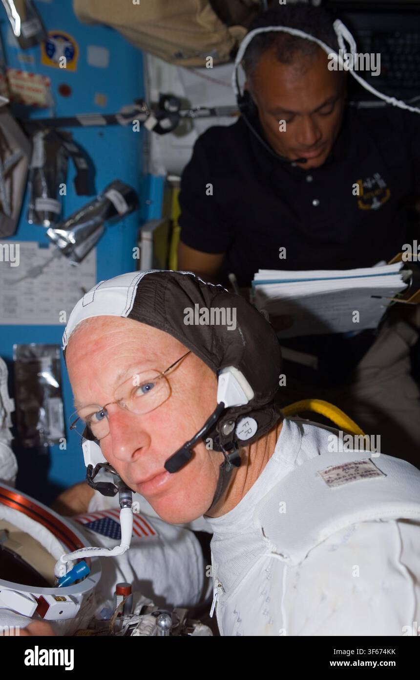 Patrick Forrester e John Olivas, astronauti della NASA, nella camera di equilibrio durante le operazioni congiunte della missione STS-117, 2007. Foto Stock