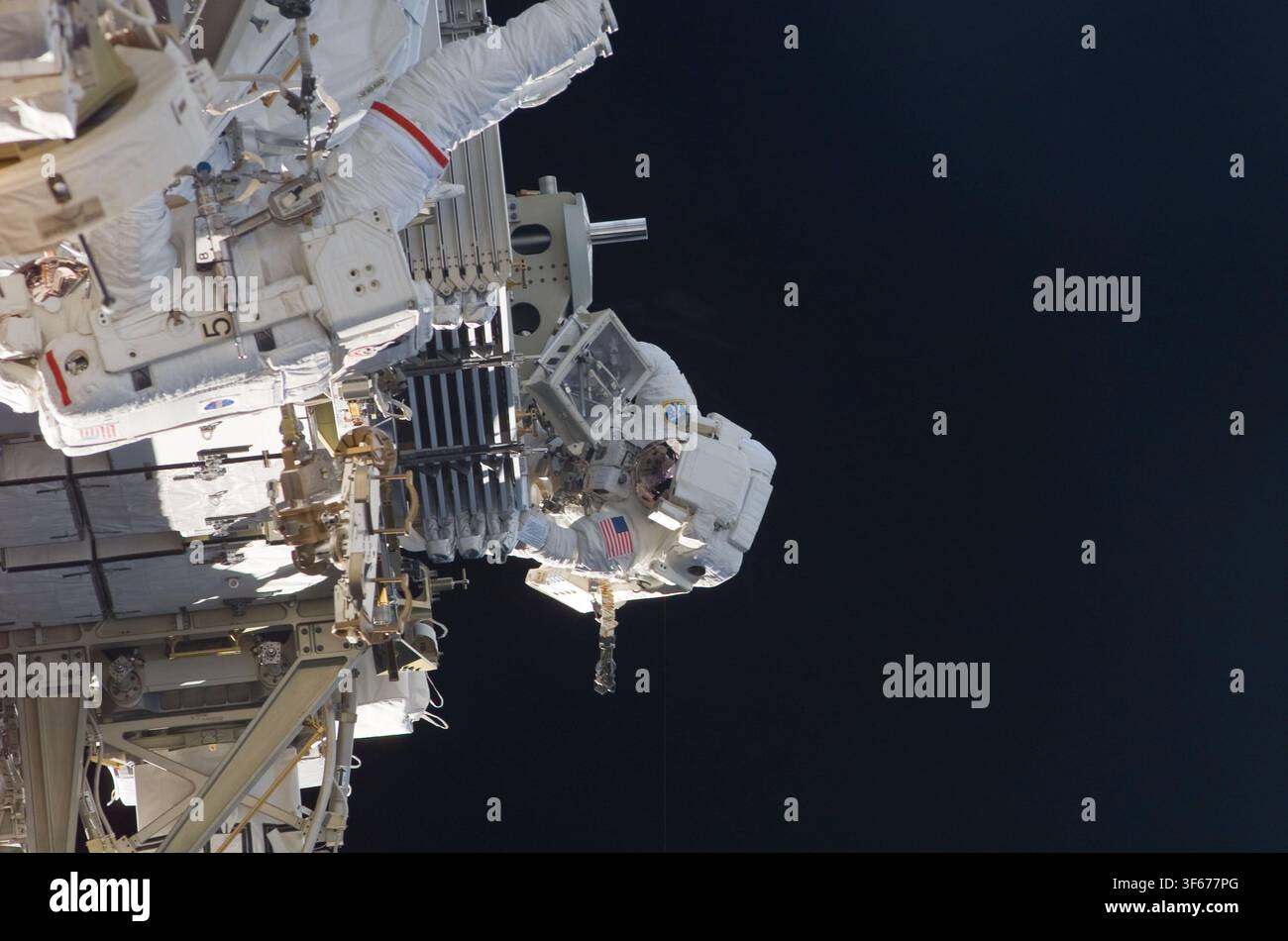 Astronauti John Reilly e Alvin Olivas durante l'Attività Extraveicolare 1 (EVA 1) della missione STS-117, 2007. Foto Stock