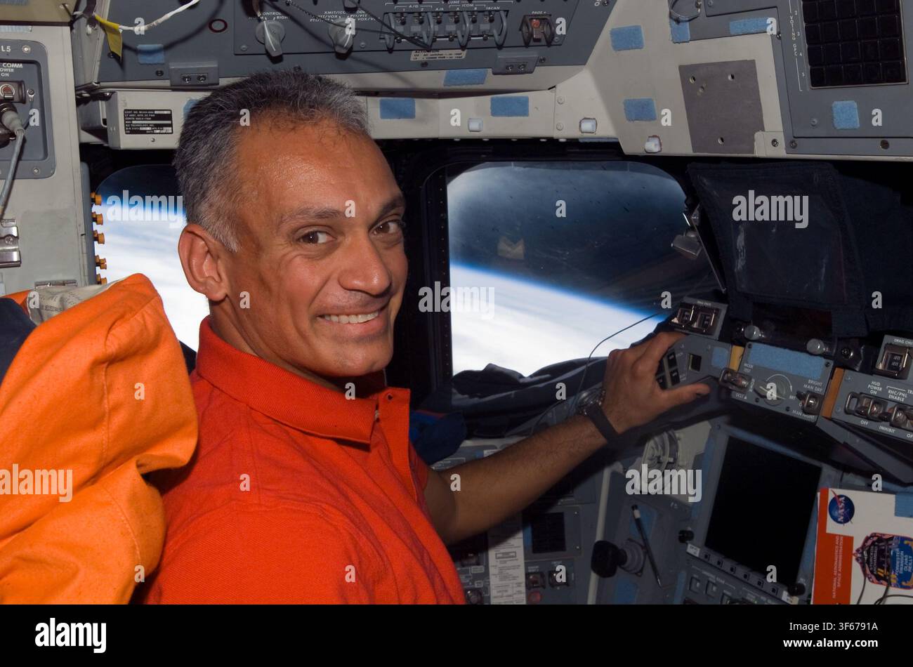 John Olivas sul ponte di volo della navetta spaziale Atlantis durante la missione STS-117. Foto Stock