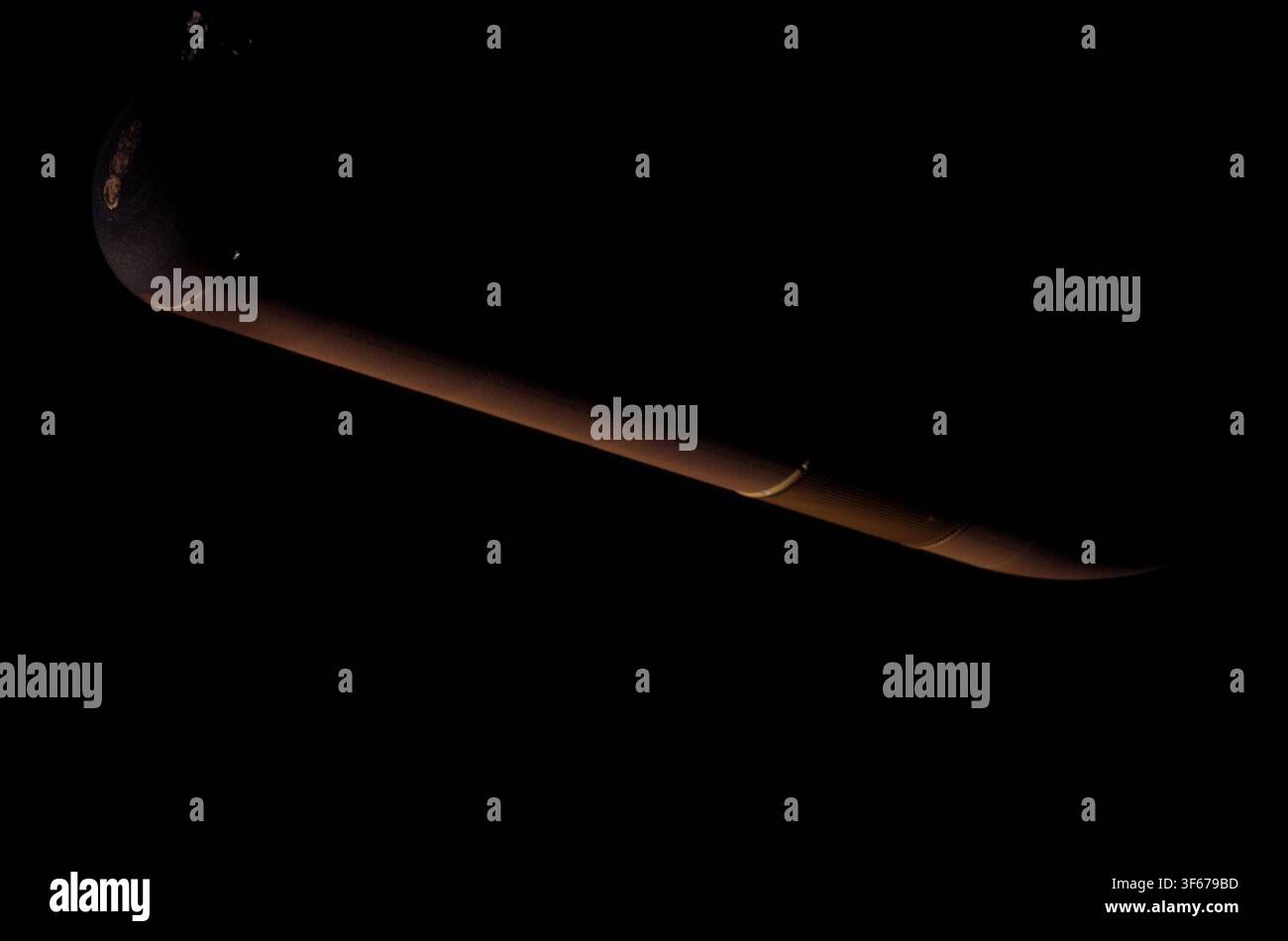 Il serbatoio esterno dopo la separazione dallo Space Shuttle Atlantis durante la missione STS-117. Foto Stock