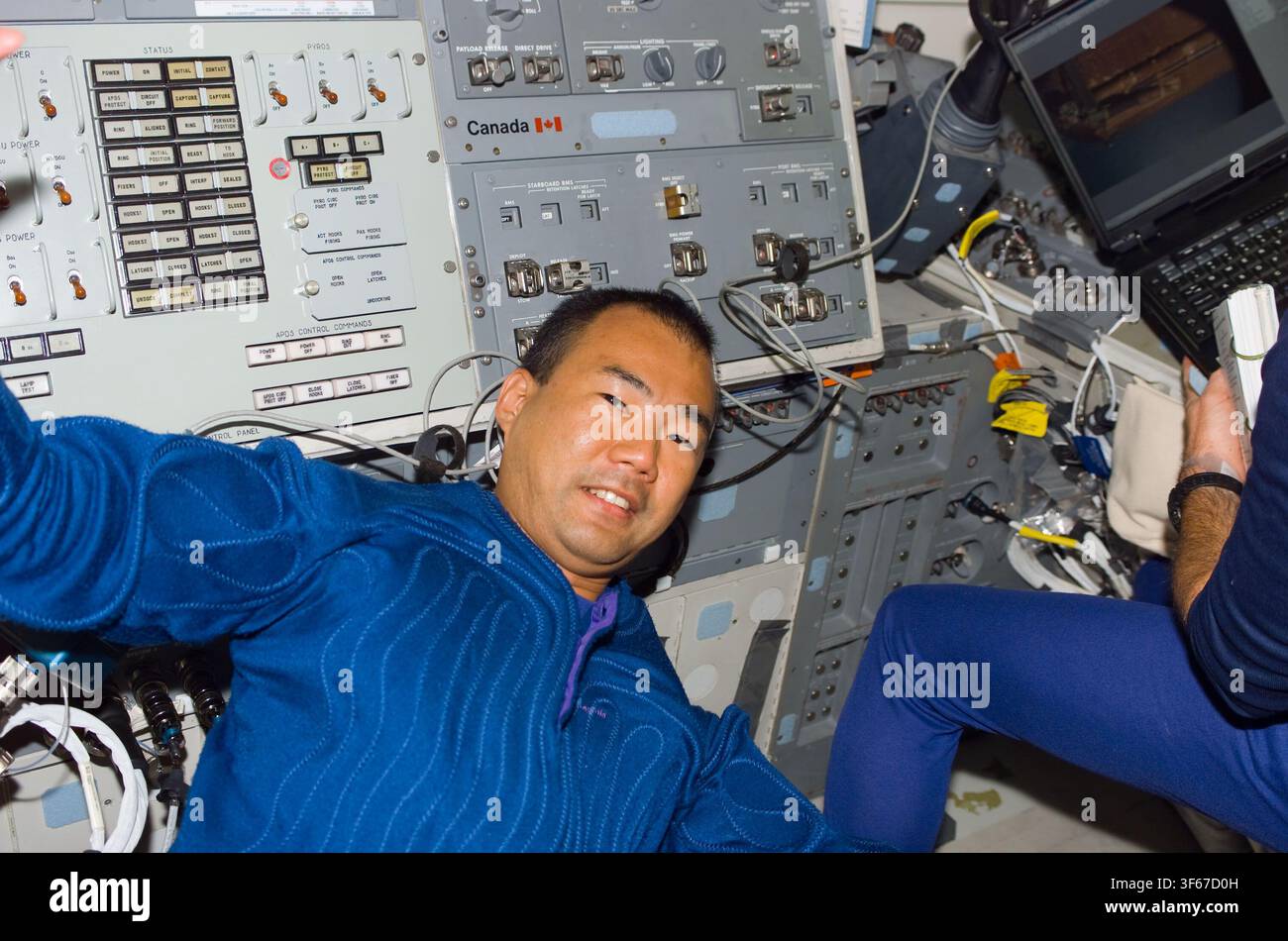 Soichi Noguchi, astronauta giapponese e specialista di missione della STS-114, sul ponte di volo durante il programma dello Space Shuttle. Foto Stock