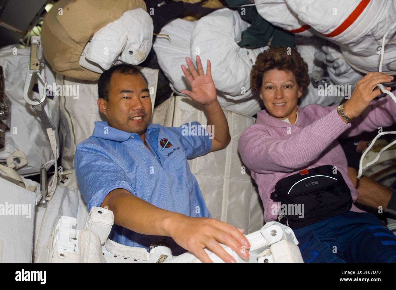 Soichi Noguchi ed Eileen Collins sul ponte intermedio dello Space Shuttle durante la missione STS-114, nel 2005, dalla NASA, l'agenzia spaziale degli Stati Uniti. Foto Stock