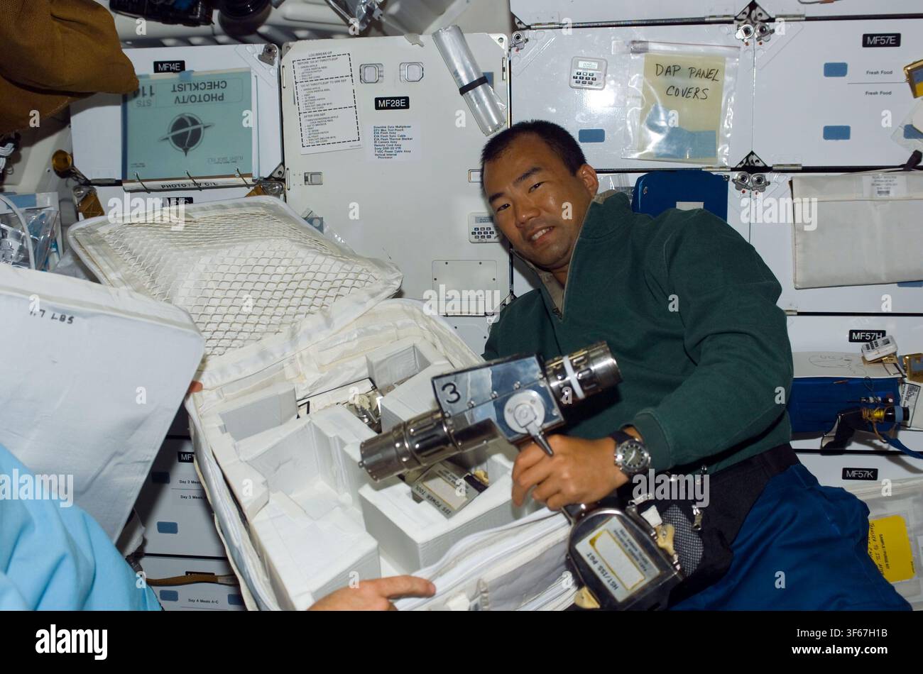 Soichi Noguchi, astronauta giapponese e specialista di missione, sul middeck durante la missione STS-114, un volo del programma della navetta spaziale della NASA nel 2005. Foto Stock
