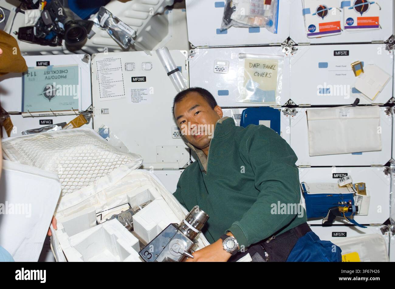 Soichi Noguchi, astronauta giapponese e specialista di missione della STS-114, sul ponte intermedio dello Space Shuttle, durante il programma dello Space Shuttle. Foto Stock
