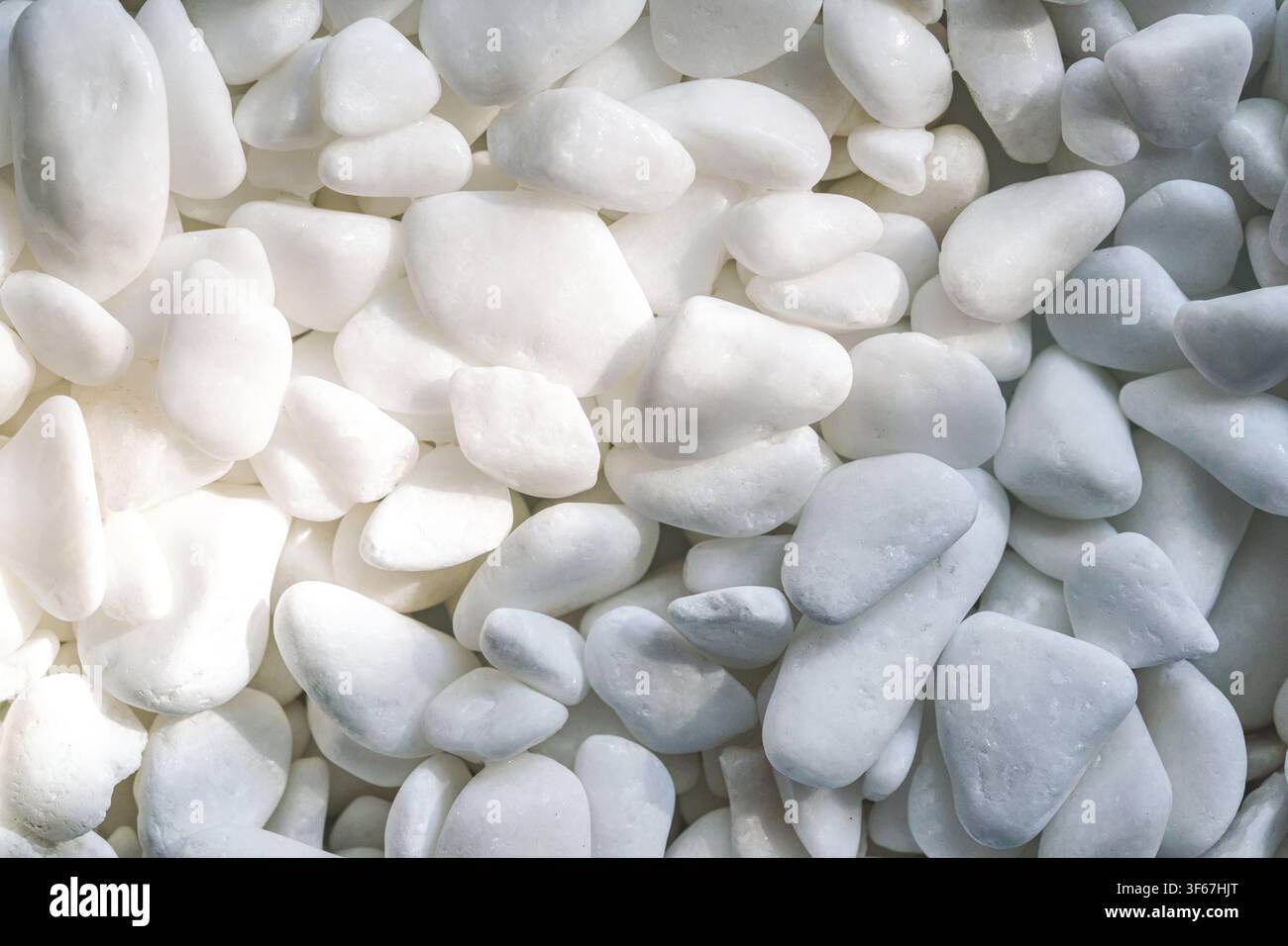 Primo piano di pietre bianche, forme arrotondate morbide e texture naturale, sfondo decorativo pulito. Foto Stock