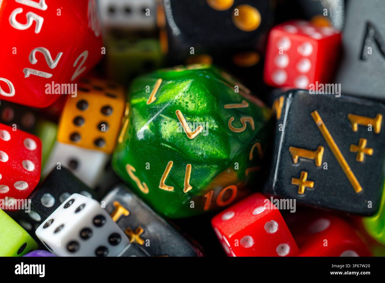 Prima piano di dadi poliedrici misti usati per i popolari giochi di ruolo fantasy da tavolo Foto Stock