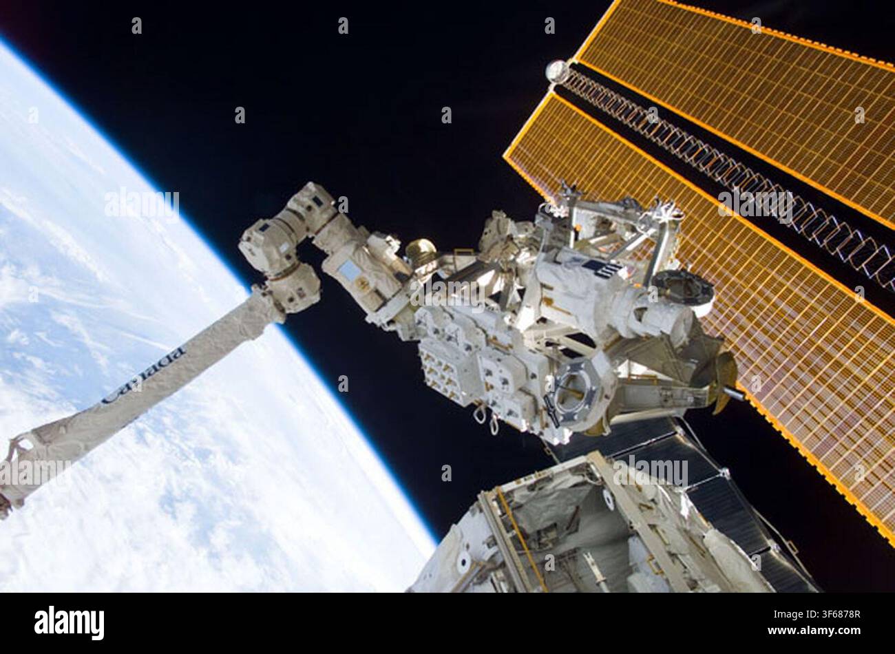 Il Sistema di Base Mobile (MBS) si è agganciato al Sistema di Manipolatore Remoto della Stazione Spaziale Canadarm2 (SSRMS) durante la STS-111, una missione alla Stazione Spaziale Internazionale (ISS), con le operazioni di installazione UF-2 sulla struttura della trave dell'ISS. Foto Stock