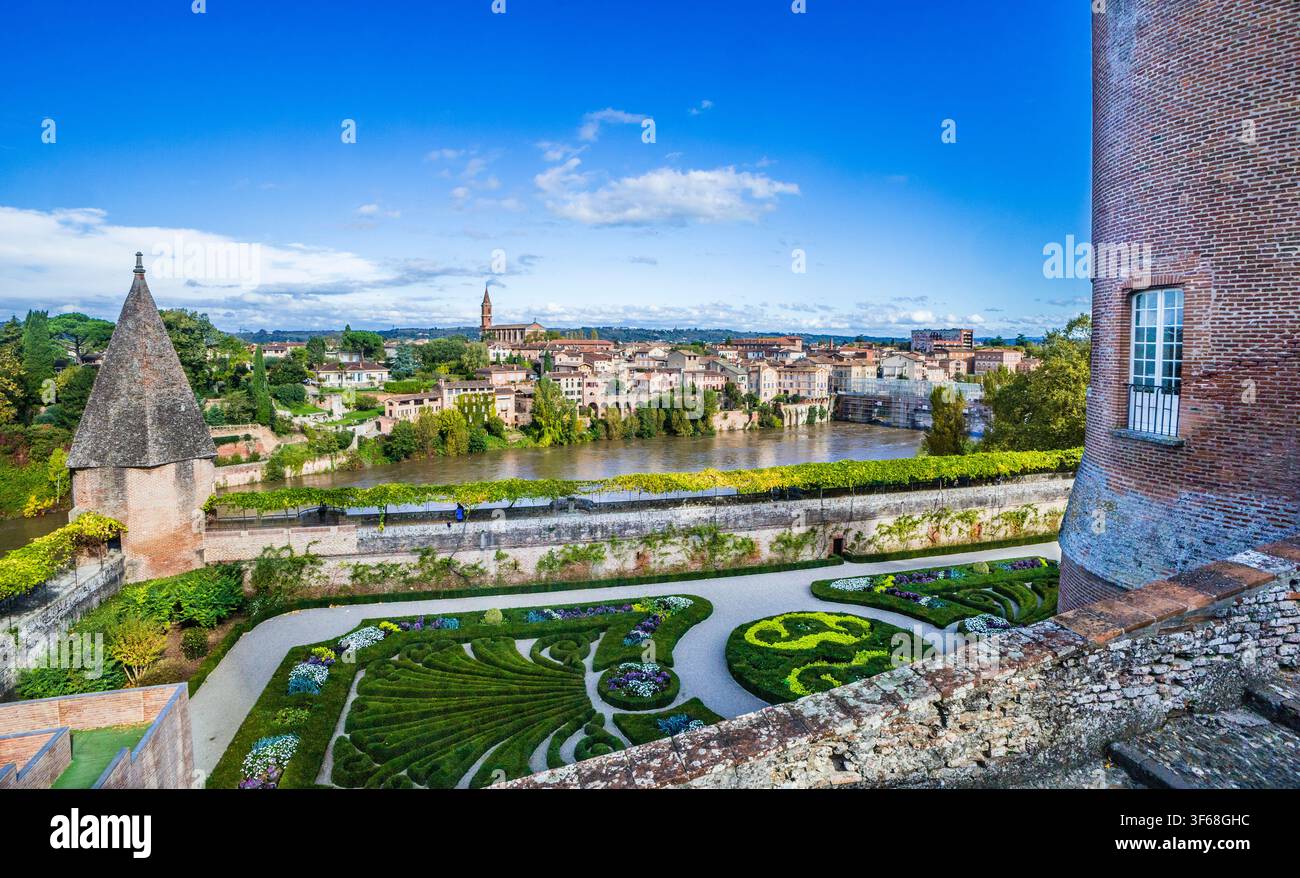 Giardino del Palais de la Berbie ad Albi con vista sul fiume Tarn e sul quartiere de la Madeleine sulla riva destra del Tarn, dipartimento di Tarn nell'O Foto Stock