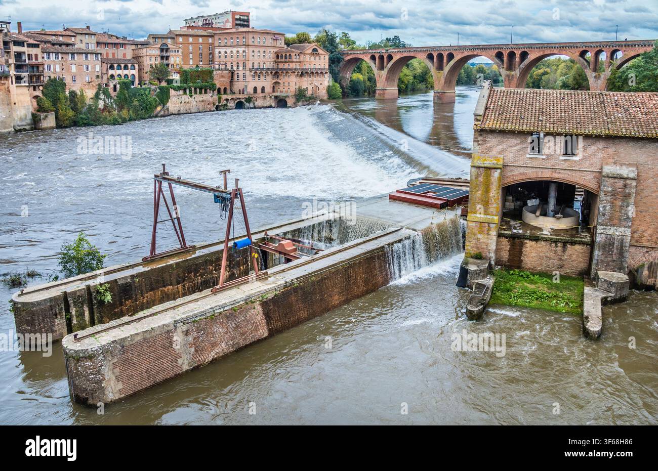 Vista del fiume Tarn ad Albi con l'antico mulino (Moulins Albigeois) sulla riva opposta, la diga del Tarn, il Pont Neuf (nuovo ponte) e l'idroelettrico Foto Stock