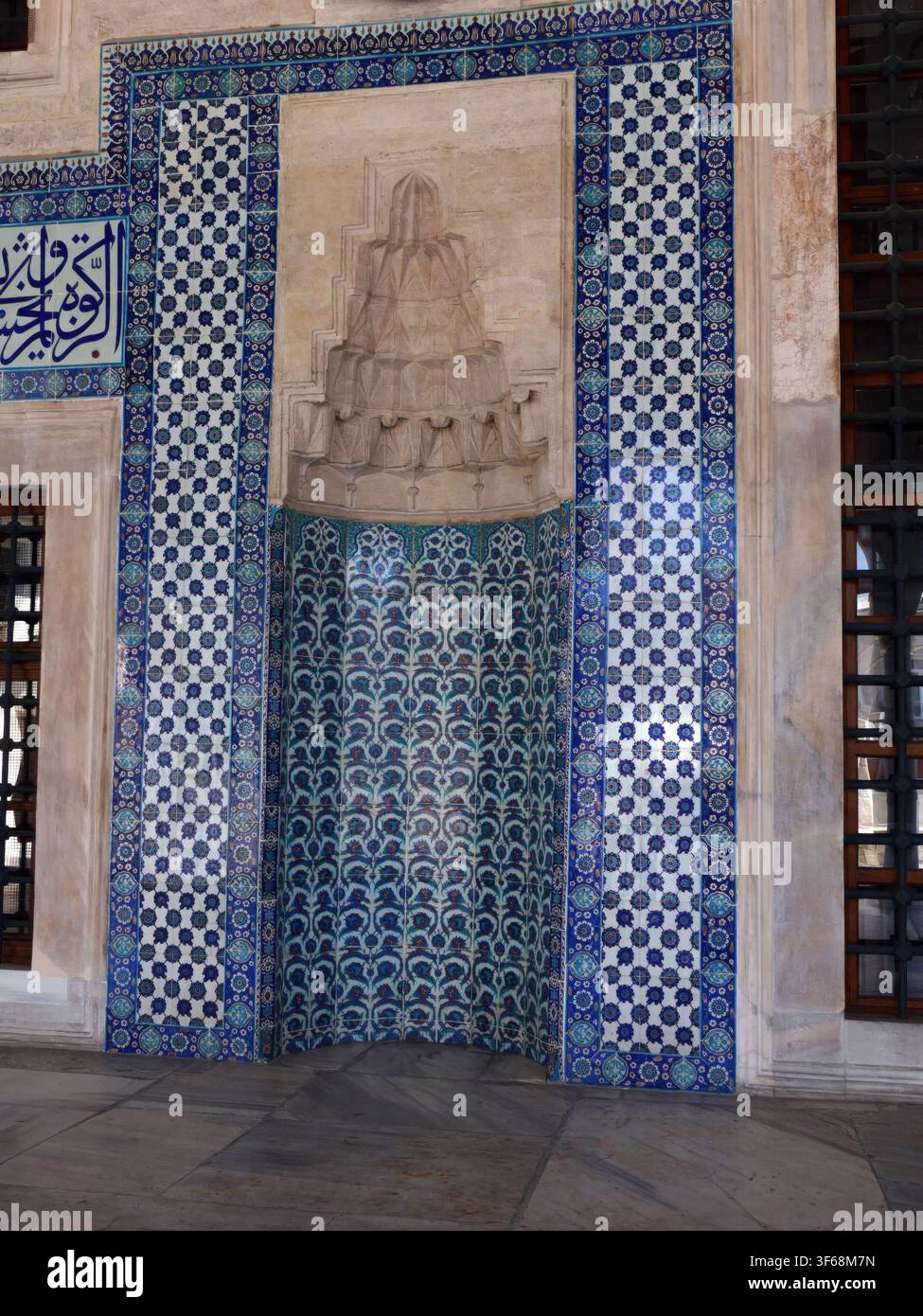Istanbul - 24 set 2024 - nicchia di preghiera ornata con piastrelle iznik blu-bianche, intricate intagli in pietra all'interno della moschea di Rustem Pascià, Istanbul storica Foto Stock