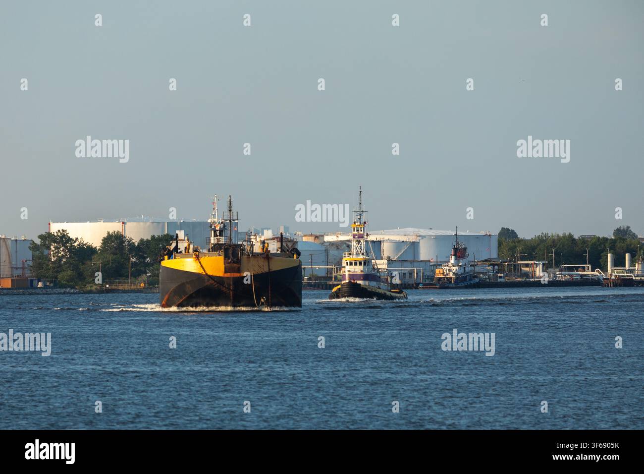 Sewaren, New Jersey, USA – 13 luglio 2026: La chiatta a doppio scafo per il petrolio DOUBLE SKIN 55 avanza lungo l'Arthur Kill mentre un rimorchiatore passa oltre Foto Stock