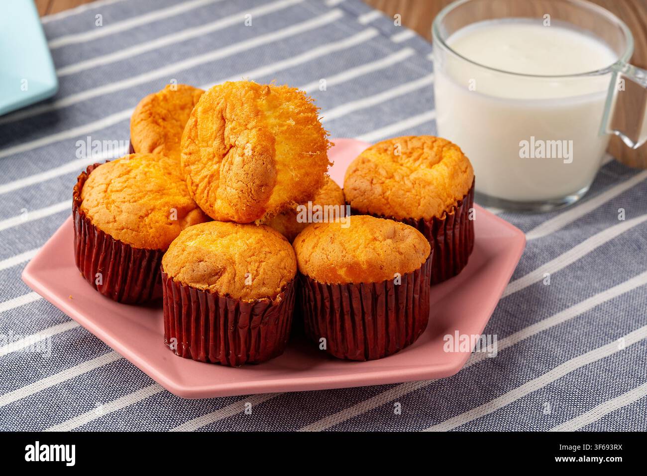 Muffin dorati al forno con texture spugnosa soffice e umida Foto Stock