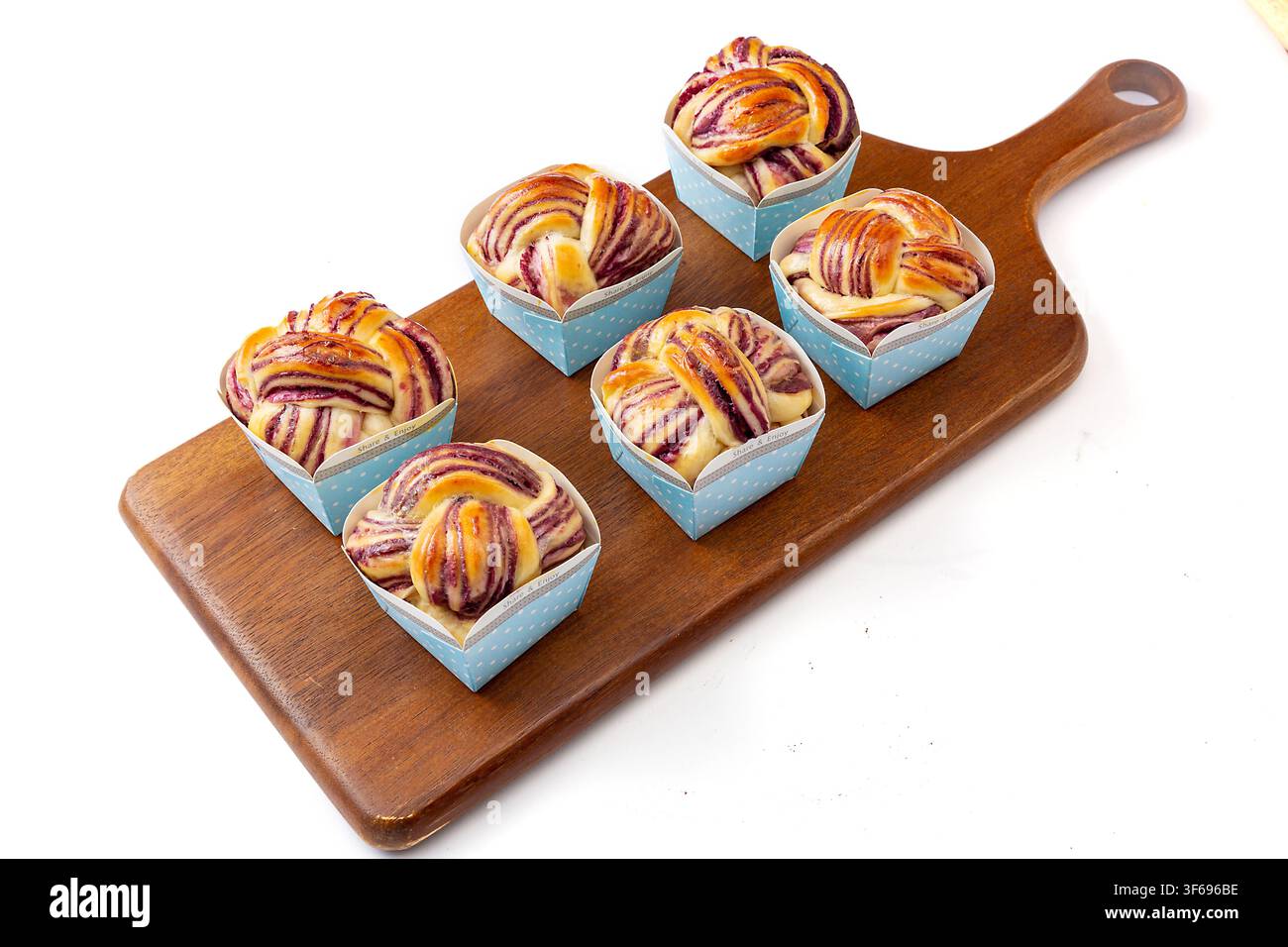 Mini pagnotte di toast alle patate dolci viola con crosta a vortice Foto Stock