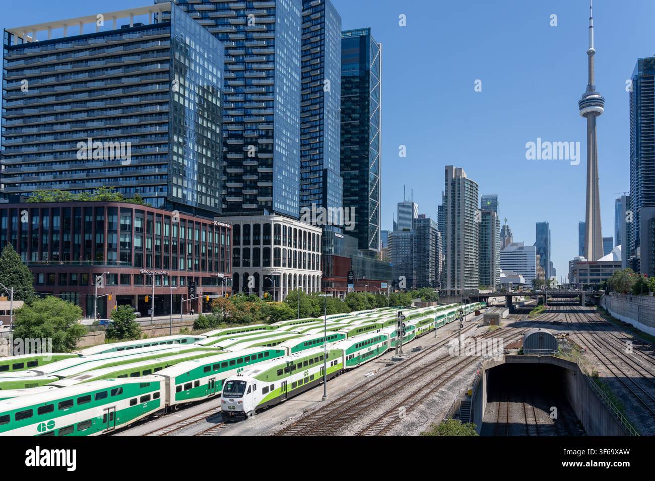 Il corridoio ferroviario di Bathurst Yard con lo skyline di Toronto e la Torre CN sullo sfondo a Toronto, Canada. Foto Stock