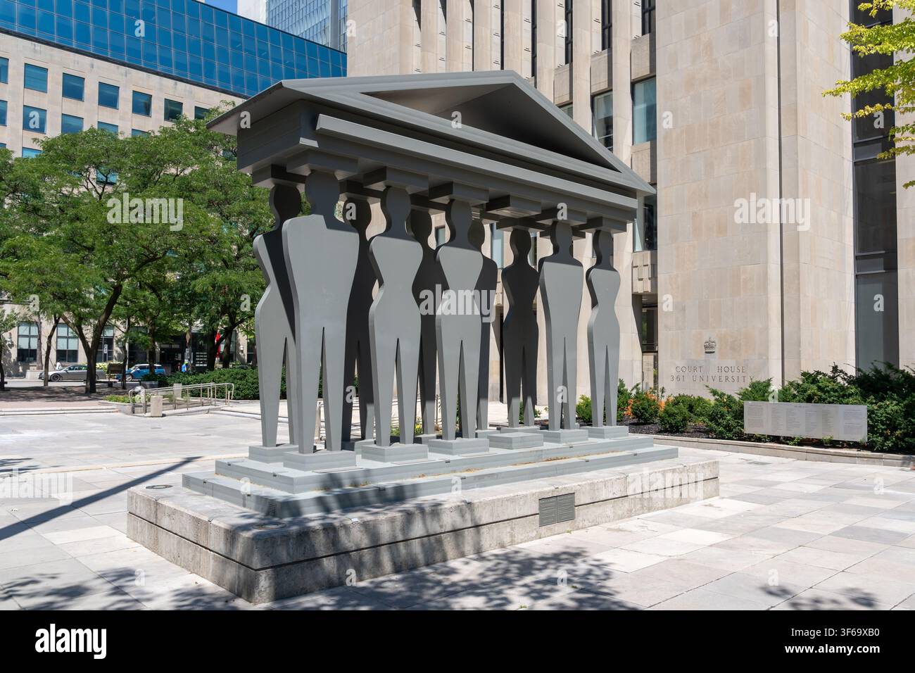 La scultura in metallo intitolata Pillars of Justice dell'artista Edwina Sandys si trova fuori dal tribunale nel centro di Toronto, Ontario, Canada. Foto Stock