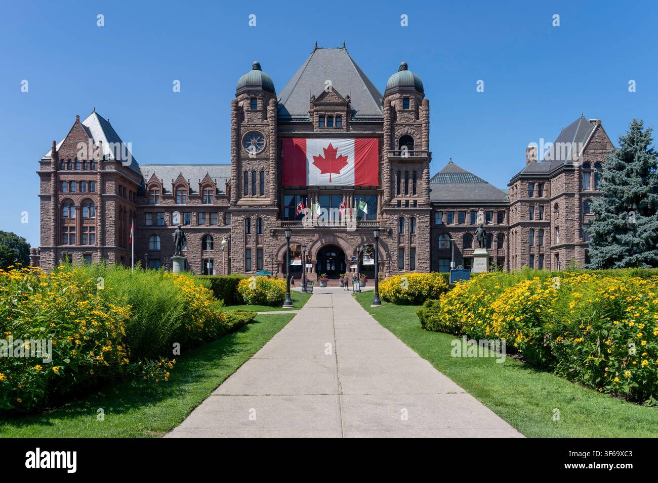 Edificio del Parlamento dell'Ontario a Queen's Park, Toronto, Canada, nell'estate del 2026. Foto Stock