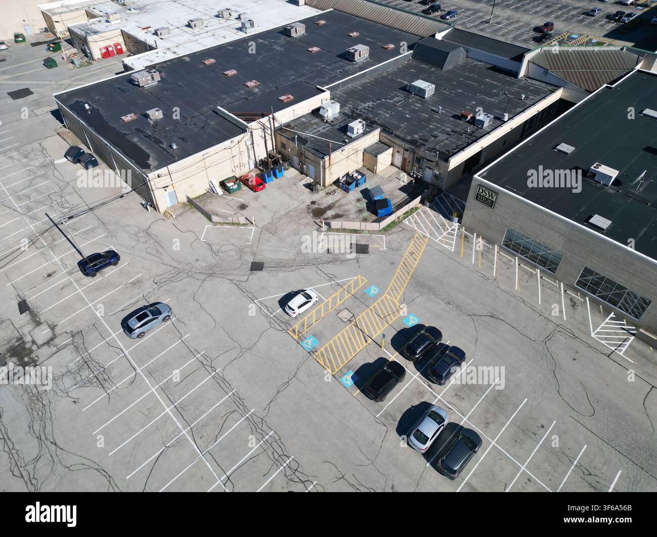 Vista drone dell'area di servizio posteriore e della zona di carico di un centro commerciale con edifici commerciali e parcheggio a Monroeville, Pennsylvania, USA Foto Stock