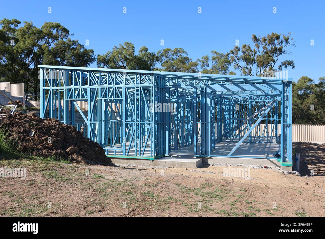Un edificio residenziale a un piano in costruzione con una struttura in acciaio leggero blu su una lastra di cemento nel Queensland, Australia Foto Stock