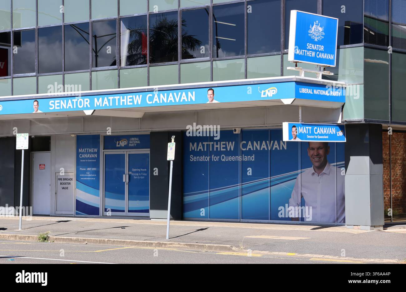 L'ufficio elettorale del senatore LNP Matthew Canavan con una prominente marca politica blu a Rockhampton, Queensland, Australia Foto Stock