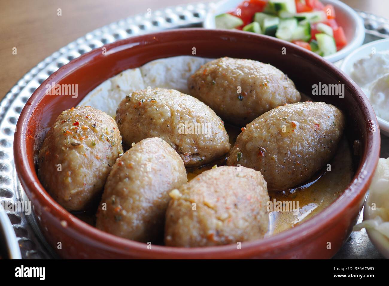 Kibbeh in salsa servito in una ciotola di terracotta Foto Stock