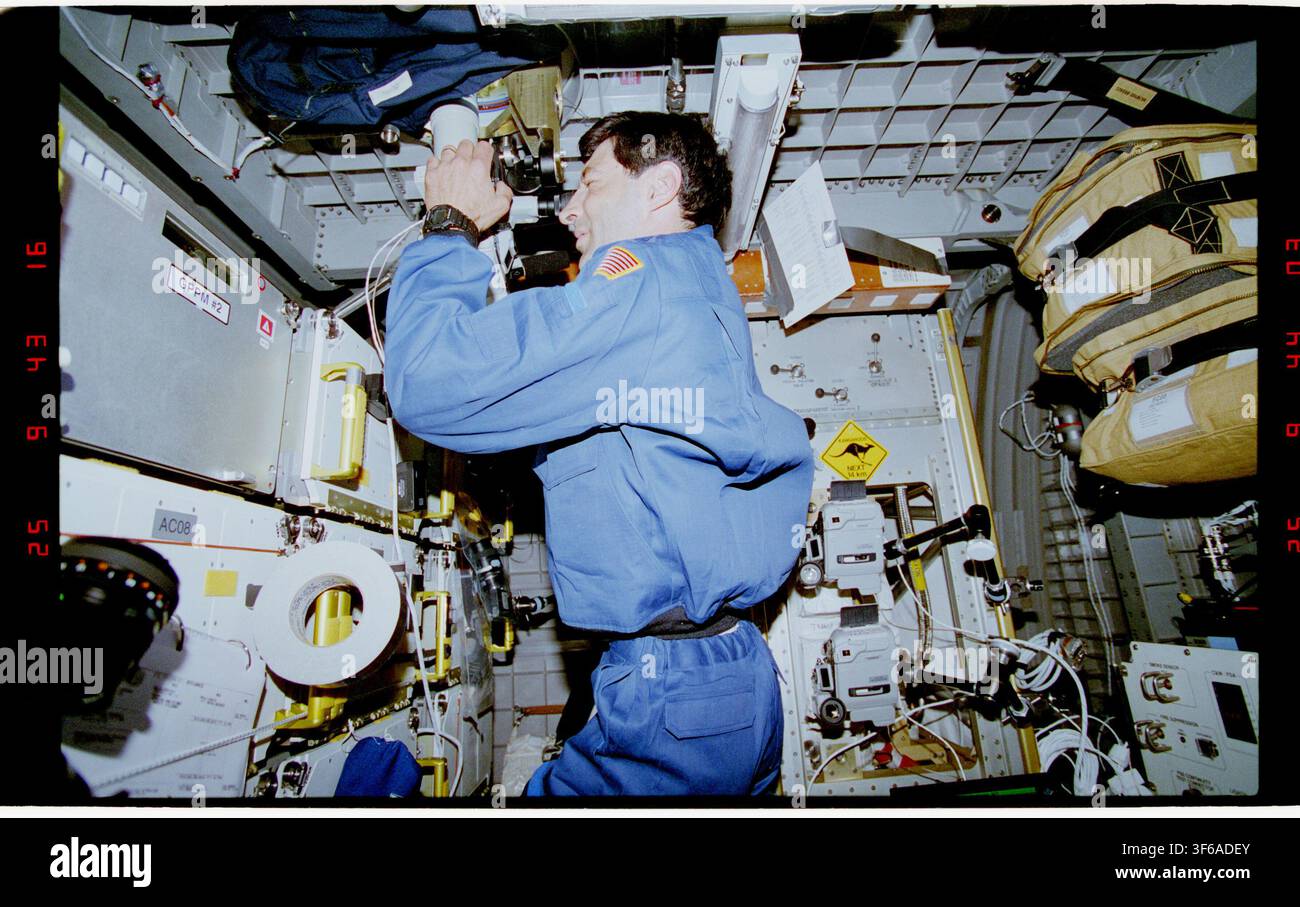 L'astronauta Mario Runco registra il dispiegamento del Plasma Acoustic Music System/Student Trained Universe (PAMS/STU) da Spacehab durante la missione STS-77, nel 1996. Foto Stock