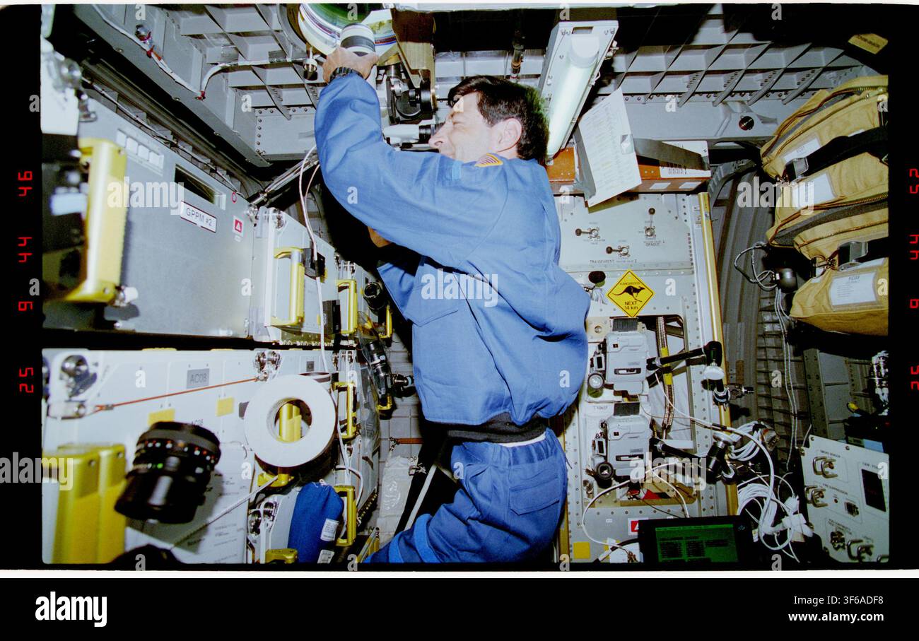 L'astronauta Mario Runco registra il dispiegamento del modulo di astronomia del plasma/telescopio universo ultravioletto solare (PAMS/STU) dal modulo Spacehab durante la missione STS-77, nel 1996. Foto Stock