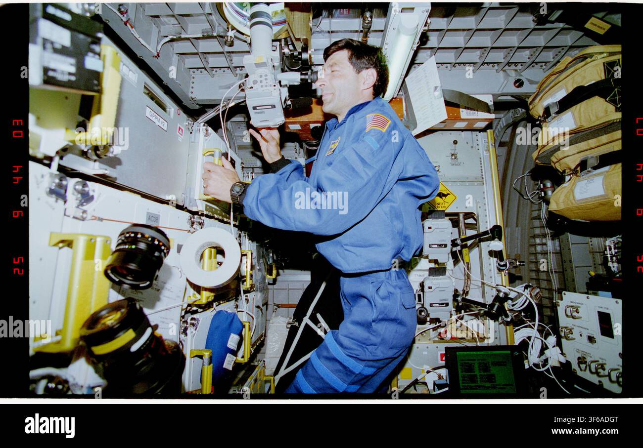 L'astronauta Mario Runco registra il dispiegamento del modulo di astronomia del plasma/telescopio dell'universo ultravioletto solare (PAMS/STU) da Spacehab durante la missione STS-77. Foto Stock