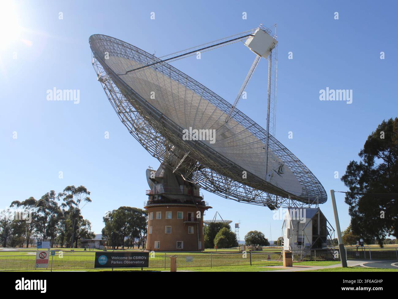 Il famoso radiotelescopio CSIRO di Parkes sotto un cielo blu terso a Parkes, Nuovo Galles del Sud, Australia Foto Stock