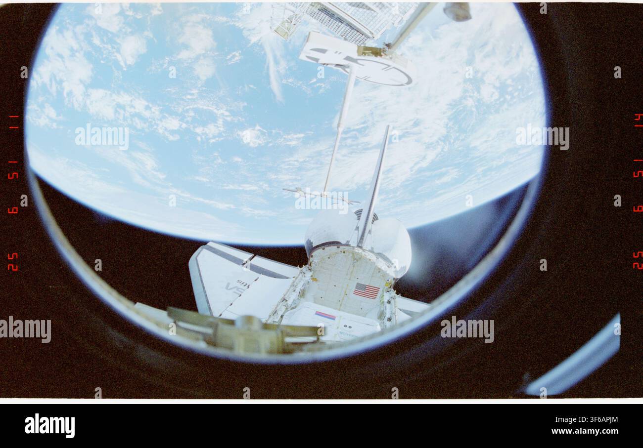Lo Space Shuttle Atlantis, visto dalla Stazione Spaziale Mir, durante la missione STS-076 nel 1996, con l'Atlantis che è uno degli Space Shuttle utilizzati dalla NASA, l'agenzia spaziale degli Stati Uniti. Foto Stock