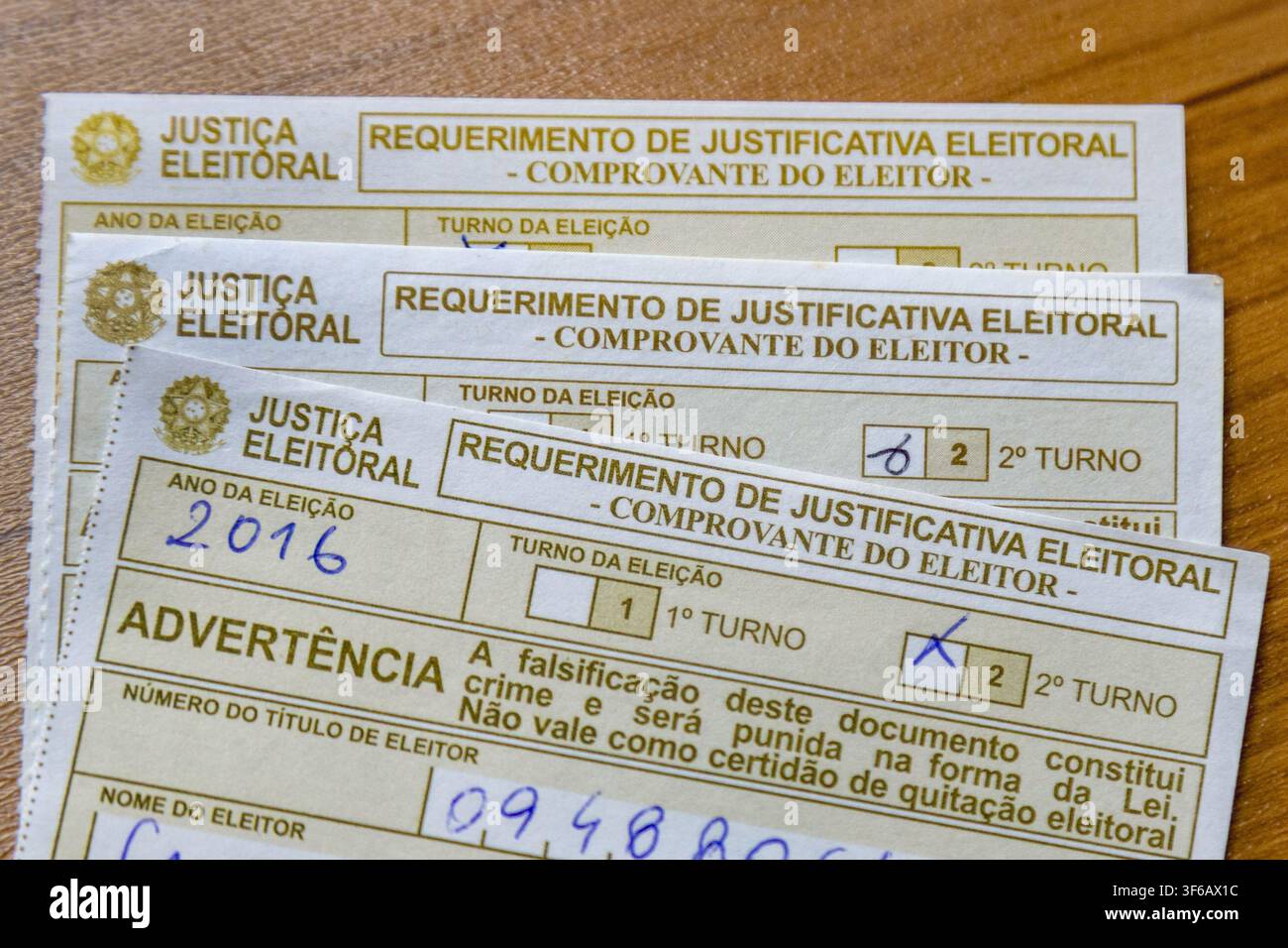 Formulari di giustificazione elettorale brasiliani (Justificativa Eleitoral) con focus selettivo Foto Stock