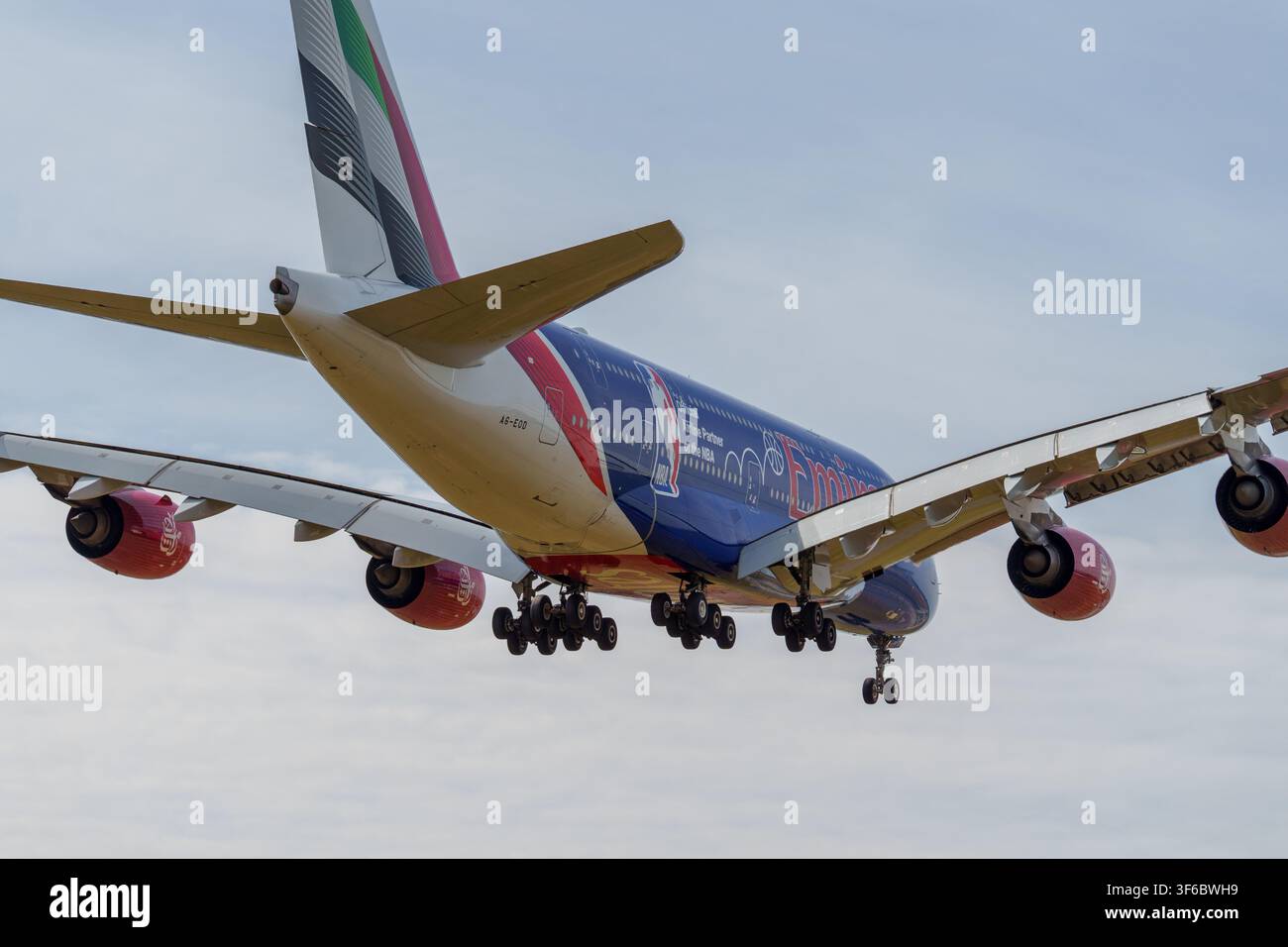 Emirates operava un Airbus A380 con una livrea speciale NFL in avvicinamento all'aeroporto internazionale di Manchester. Foto Stock