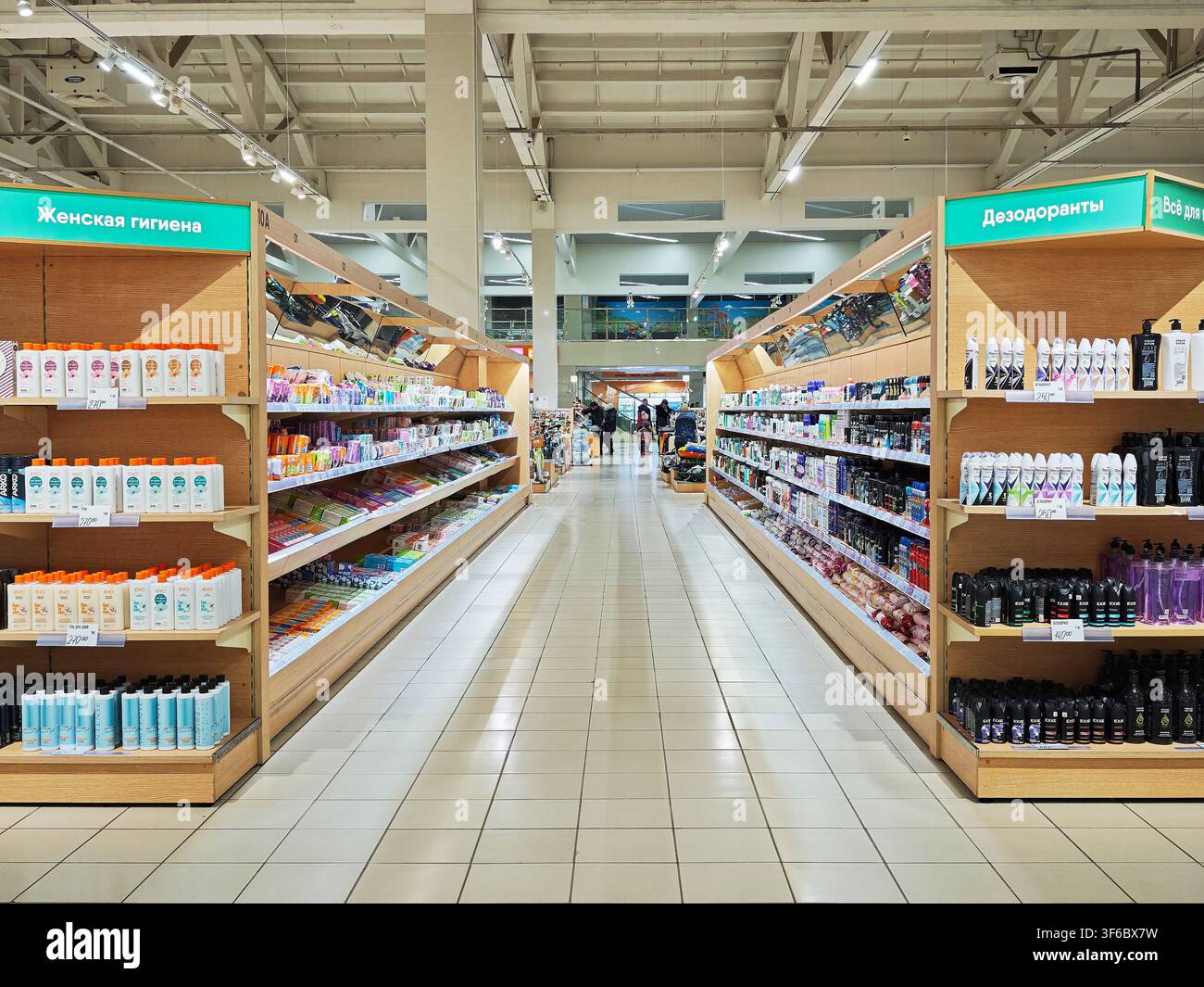 Kirov, Russia – 08 marzo 2026: I clienti navigano tra i corridoi del supermercato selezionando articoli per la cura personale dagli scaffali pieni di vari prodotti in una vendita al dettaglio Foto Stock