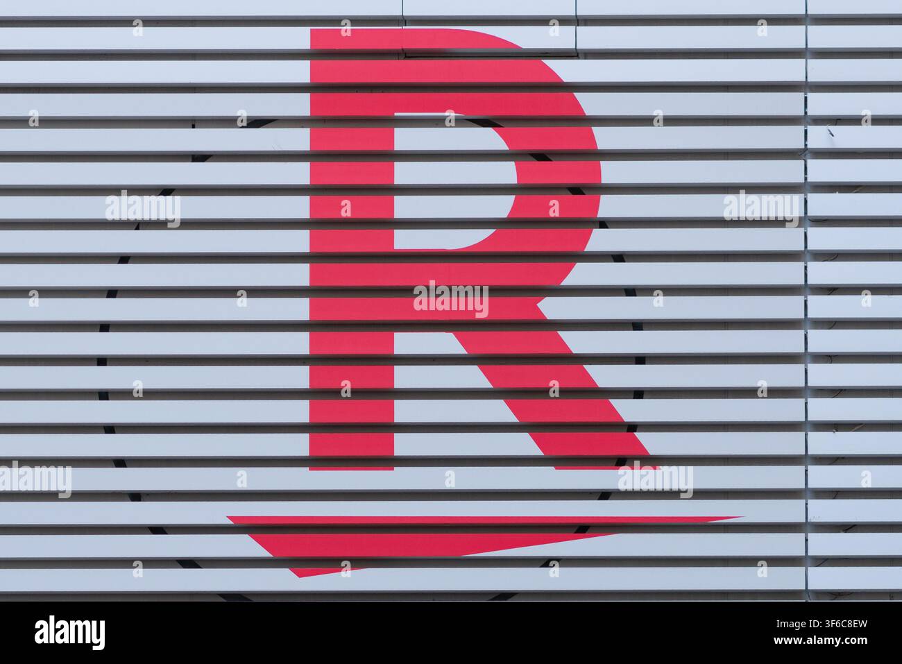 Tokyo Giappone, 24 gennaio 2026: logo del gruppo Rakuten, una grande lettera R rossa su un edificio a Tokyo, Giappone Foto Stock