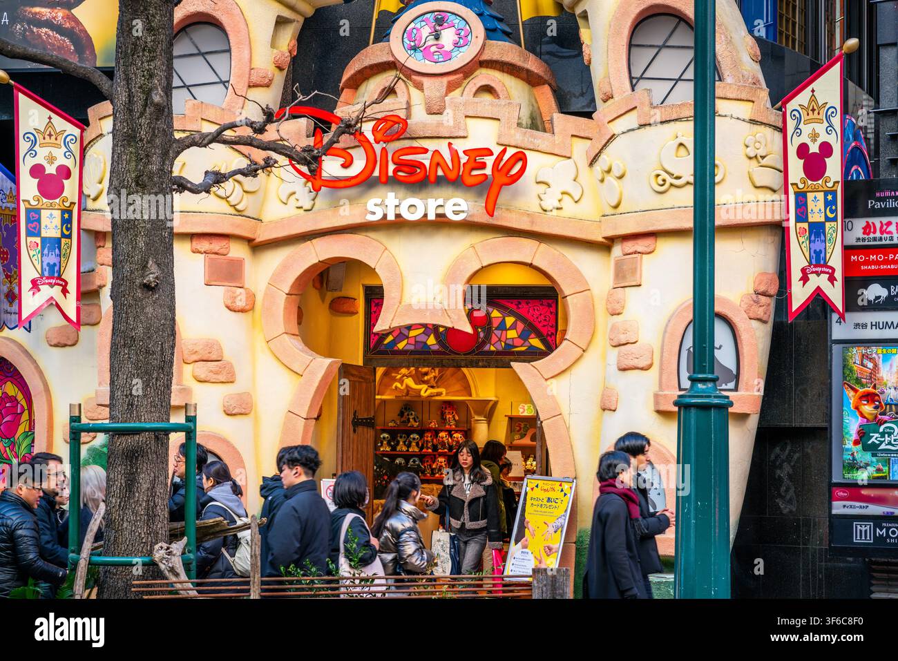 Tokyo Giappone, 24 gennaio 2026: vista esterna del Disney Store Shibuya Koen-dori, una famosa bottega specializzata con facciata a castello a Tokyo, Giappone Foto Stock