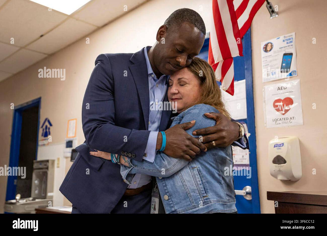 Coral Springs, Stati Uniti. 05 agosto 2026. Il sovrintendente delle scuole della contea di Broward, Howard Hepburn, abbraccia il membro del consiglio scolastico Lori Alhadeff durante un momento di riflessione alla Ramblewood Elementary School a Coral Springs, Fla., il 13 febbraio 2026. La commemorazione ha segnato l'anniversario della sparatoria alla Marjory Stoneman Douglas High School, che ha ucciso 17 studenti e membri del personale il 14 febbraio 2018 a Parkland, Fla. (Foto di Matias J. Ocner/Miami Herald/TNS/Sipa USA) Credit: Sipa USA/Alamy Live News Foto Stock