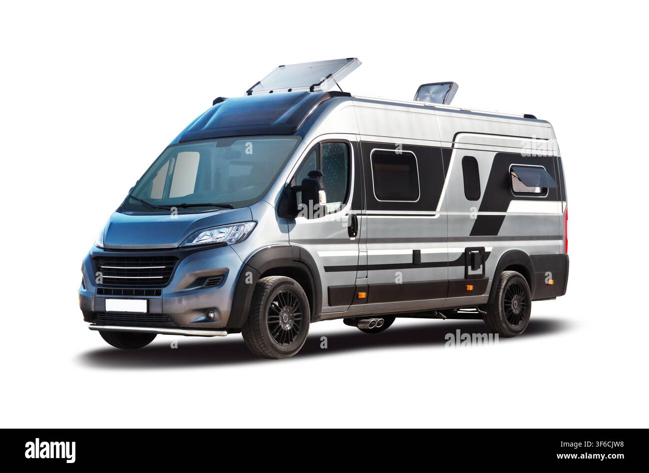 Camper van moderno argentato con lucernari aperti, vista laterale di un veicolo ricreativo (RV) contemporaneo isolato su sfondo bianco Foto Stock