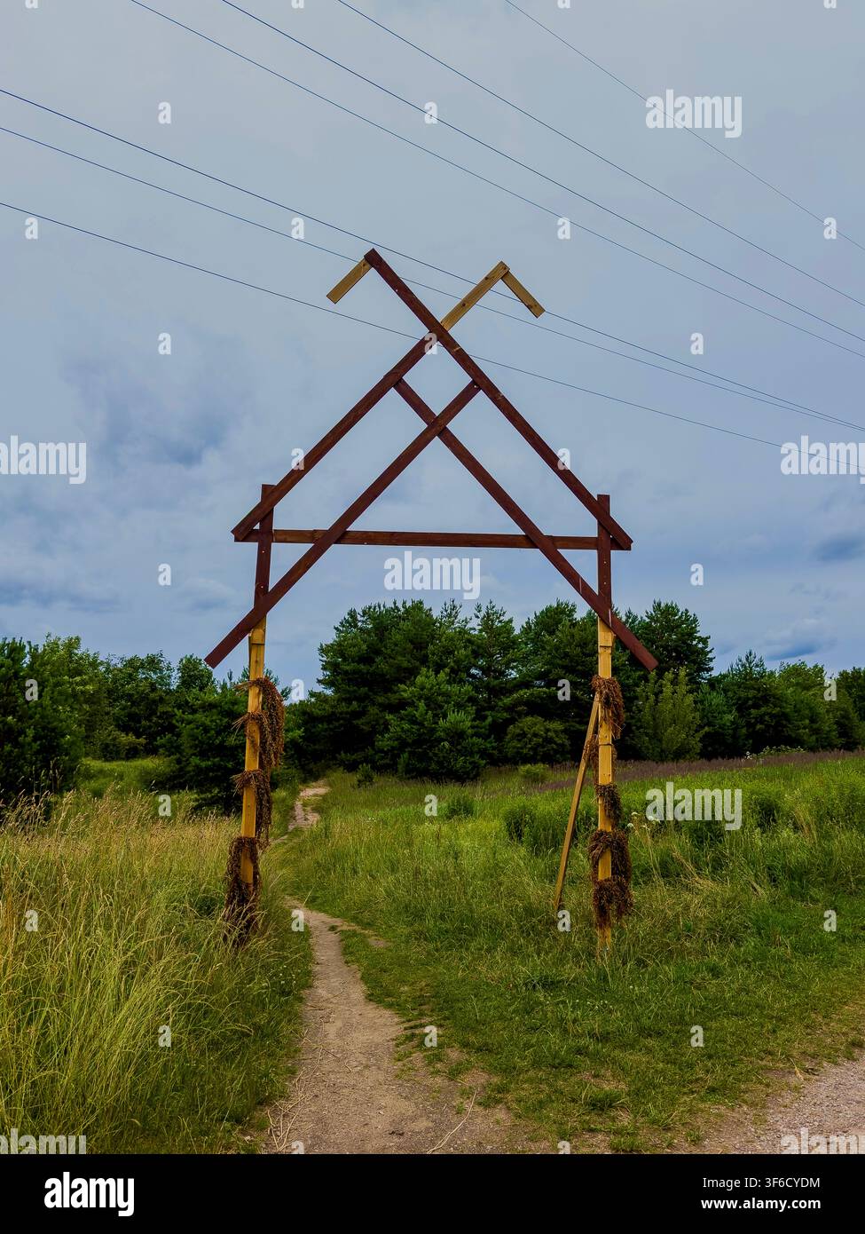 Cancello di legno rustico che segna un sentiero pedonale attraverso la riserva geomorfologica di Šeškinės Slopes a Vilnius, Lituania. - Immagine stock catturata con smartphone