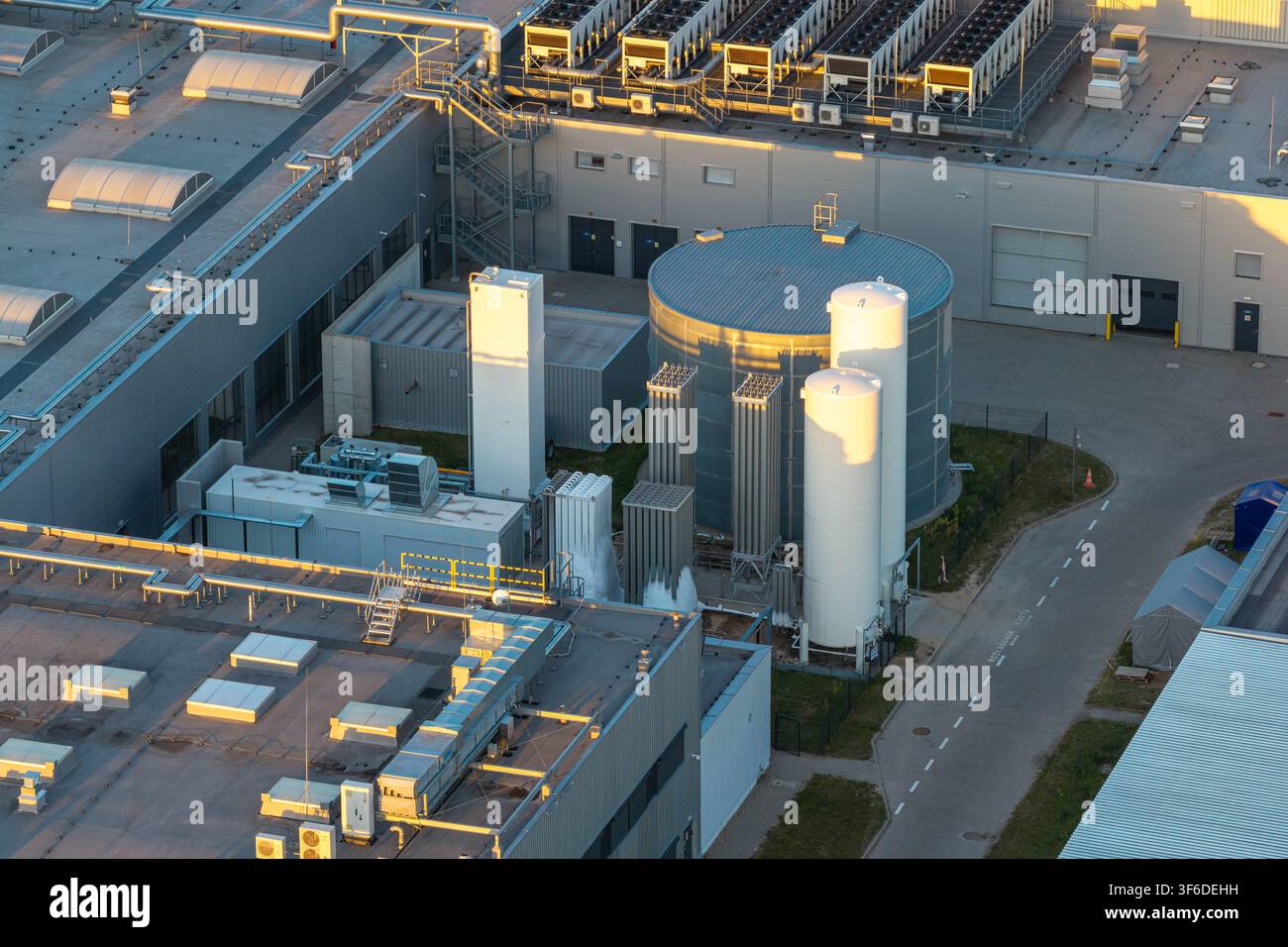 Vista aerea di serbatoi criogenici per azoto liquido in un impianto industriale con tetti e unità di climatizzazione in Polonia. Foto Stock