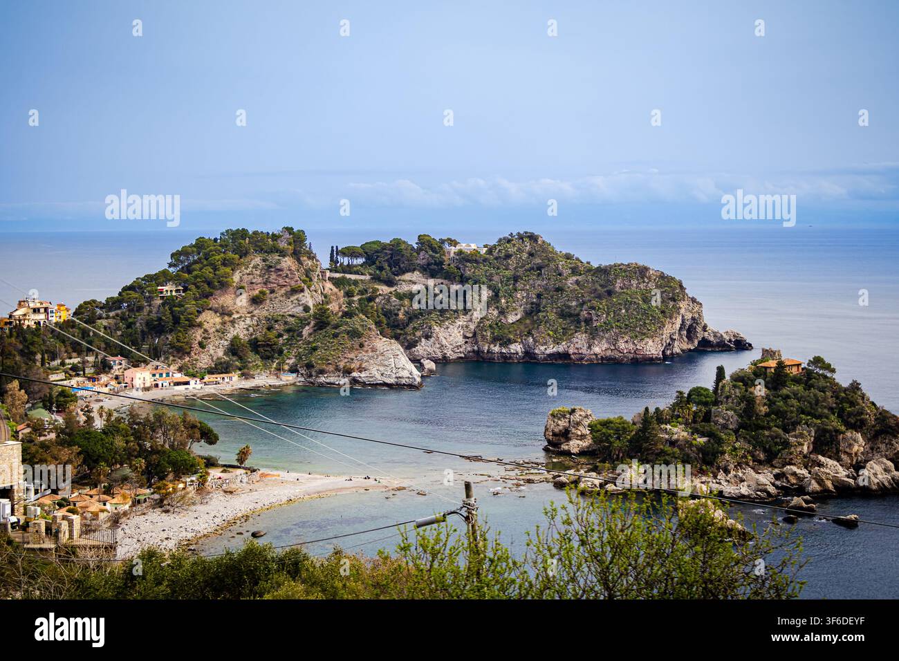 L'area naturale protetta di Isola Bella si erge dal Mar Ionio vicino a Taormina sulla costa orientale della Sicilia. Concetto di bellezza naturale e costa iconica Foto Stock
