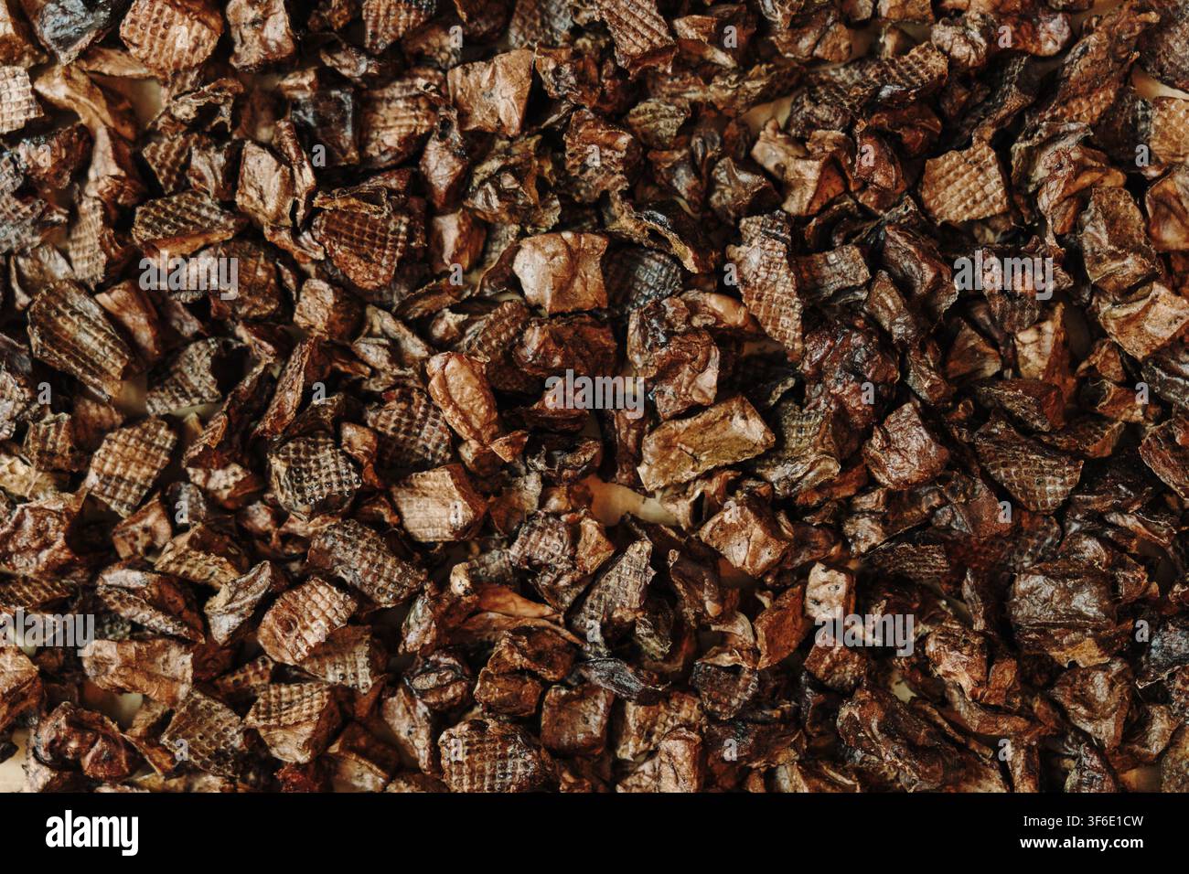 Vista dall'alto di pezzi di polmone di manzo essiccati naturalmente per cani. Texture di premio per animali a singolo ingrediente sano con alto contenuto proteico e senza additivi. Foto Stock