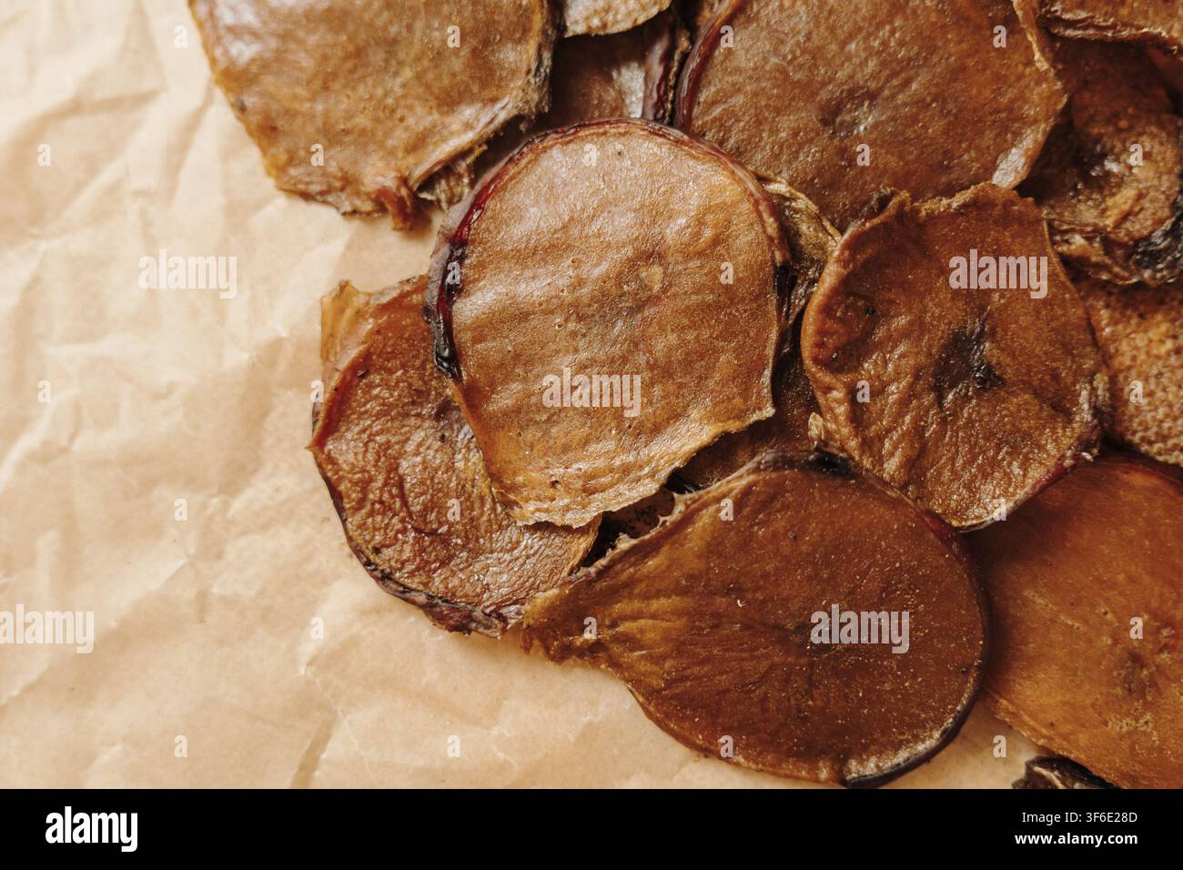 Close-up di testicoli di manzo essiccati a fette per cani. Bocconcini sani per cani a singolo ingrediente, con alto contenuto proteico e ingredienti naturali. Foto Stock