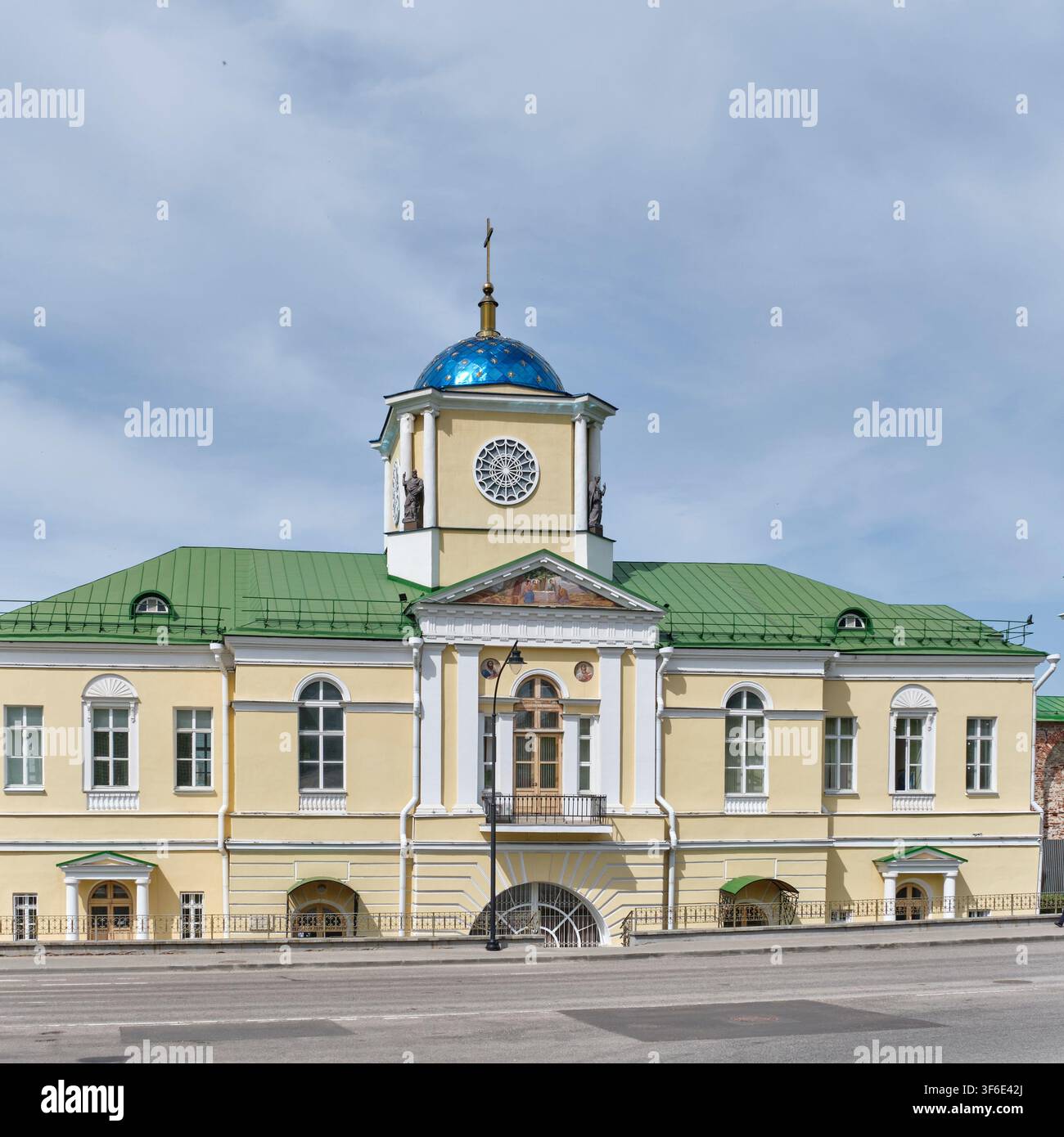 Smolensk, Russia – 18 maggio 2026: Edificio classico di chiesa ortodossa con cupola azzurra e sculture, rappresentante la spiritualità storica, architettura Foto Stock