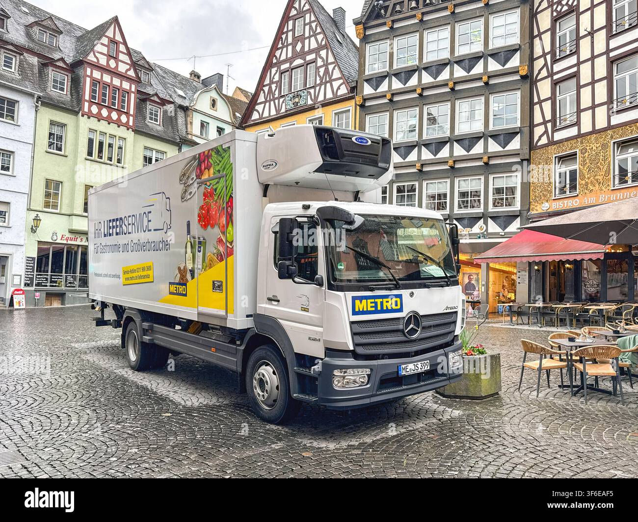 Cochem, Germania - 13 aprile 2026: camion di consegna gestito dal grossista Metro Germania fermo nella piazza del mercato di Cochem nella valle della Mosella - Immagine stock catturata con smartphone