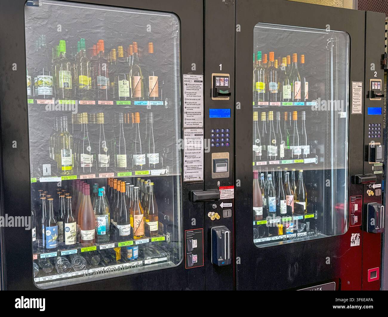 Cochem, Germania – 13 aprile 2026: Distributore automatico self-service per l'acquisto di bottiglie di vino fuori da una cantina a Cochem - Immagine stock catturata con smartphone