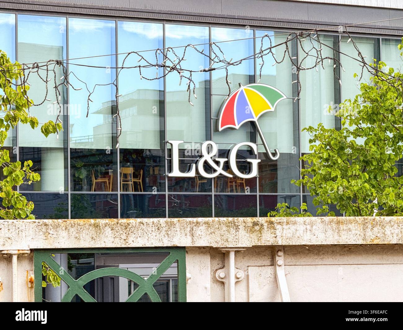 Cardiff, Galles, Regno Unito - 14 maggio 2026: Logo all’esterno degli uffici di L&G Legal and General nel centro città di Cardiff. - Immagine stock catturata con smartphone