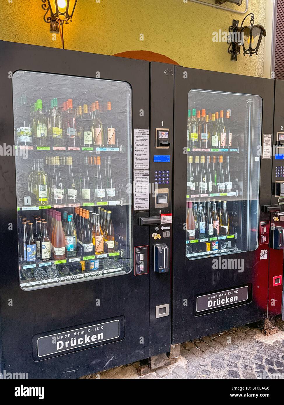 Cochem, Germania – 13 aprile 2026: Distributore automatico self-service per l'acquisto di bottiglie di vino fuori da una cantina a Cochem - Immagine stock catturata con smartphone