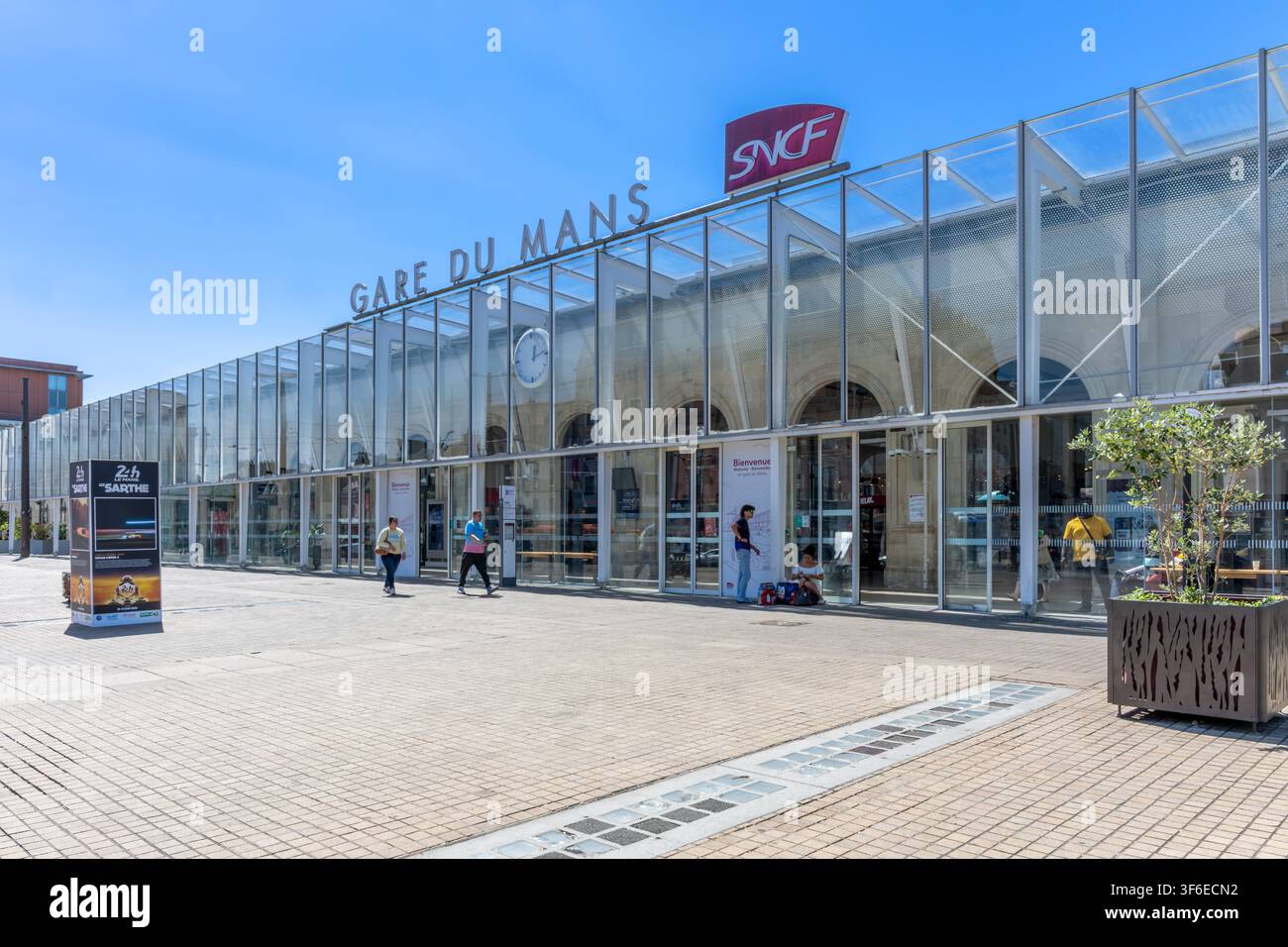 Stazione di Gare du Mans, a sud-ovest di Parigi, nel nord della Francia. L'edificio originale ha una facciata moderna in vetro e acciaio per creare più spazio all'interno. Foto Stock