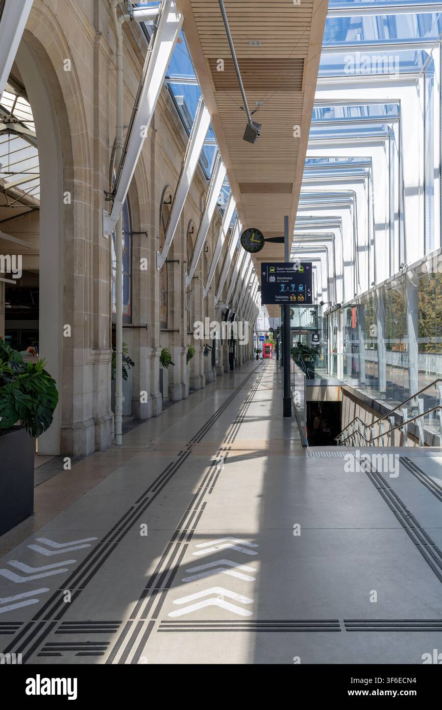 Stazione di Gare du Mans, a sud-ovest di Parigi, nel nord della Francia. L'edificio originale ha una facciata moderna in vetro e acciaio per creare più spazio all'interno. Foto Stock