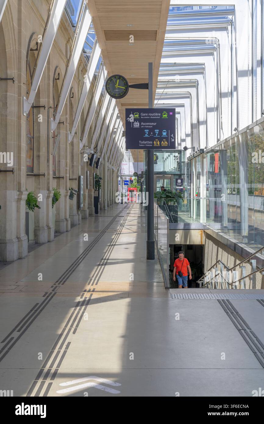 Stazione di Gare du Mans, a sud-ovest di Parigi, nel nord della Francia. L'edificio originale ha una facciata moderna in vetro e acciaio per creare più spazio all'interno. Foto Stock